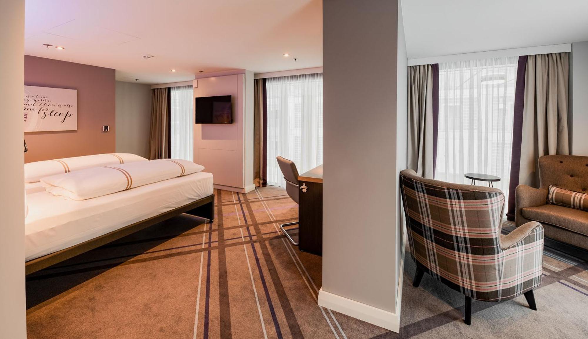 Premier Inn Stuttgart City Europaviertel Экстерьер фото